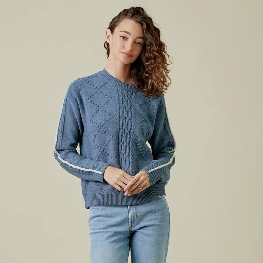 M25. NEW MYSTREE Denim Blue Cable Knit Sweater Crew Neck White Piping Detail